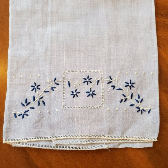 Vintage Embroidered Guest Towels, set of 2, Napkins / Table Mats / Handkerchief - Picture 3 of 4